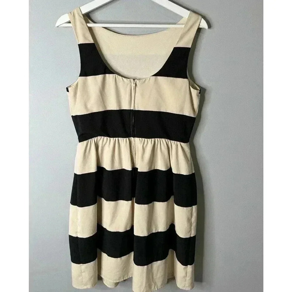 B. Darlin, Color Black And Crème Stripped Dress, Juniors Size 11/12 - Picture 4 of 6